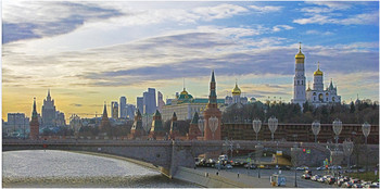 Вид на Кремль весенним вечером / Вид с парящего моста