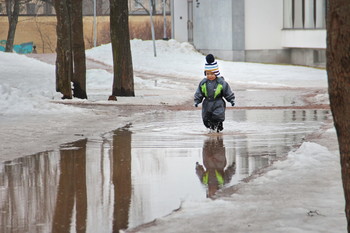 Лужи как мало для детского счастья надо. / Весенние лужи...
Сегодня во время прогулки какой малой измерял глубину луж, его улыбка и большой заряд позитивной энергии передавался всем окружающим, беззаботная пора детство - как мало надо для счастья , одну большую лужу и хорошие резиновые сапожки.