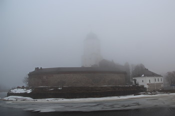Туманный Выборгский замок. / Вы́боргский за́мок (фин. Viipurin linna, швед. Viborgs slott) был возведён на небольшом острове (170 х 122 м) в Финском заливе. Замок на воде является древнейшим из выборгских укреплений — он восходит к XIII веку.