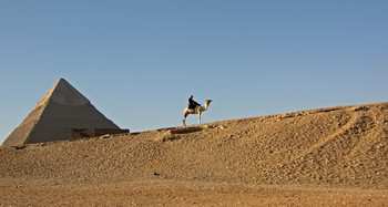 Пирамиды под охраной / Бывает конная полиция, а в Гизе полиция оверблюженная. Пирамида Хефрена.