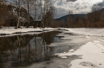 Просыпаются сибирские реки. / Маленькие реки освобождаются ото льда.