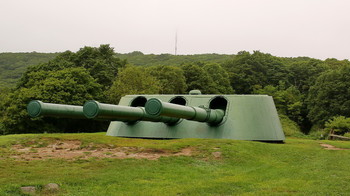 Ворошиловская батарея / Ворошиловская батарея — береговая башенная батарея № 981 имени Клима Ворошилова калибром 305 мм. Батарея расположена на острове Русском во Владивостоке. 
«Ворошиловская батарея» — одно из уникальных фортификационных сооружений в мире. Решение о её строительстве было принято весной 1931 года. Два последующих года ушло только на скальные и подземные работы. Первая башня была готова 1 февраля 1934 года, а 1 апреля 1934 года — вторая.Весной 1931 года Реввоенсовет СССР принял решение — усилить оборону города Владивостока. Комиссия во главе с наркомом обороны Климом Ворошиловым выбрала для нового «плацдарма» остров, высоту вблизи восточного угла бухты Новик. Здесь решено было установить башенную 305-мм артиллерийскую батарею, вооружив её двумя трёхорудийными бронебашенными установками с линейного корабля «Михаил Фрунзе» (бывший линкор «Полтава»), которые после переоборудования получили обозначение МБ-3-12ФМ. В течение 1932—1933 годов удалось выполнить бо́льшую часть бетонных, скальных и подземных работ. 11 ноября 1934 года только что сформированной батарее присвоили имя К. Ворошилова.