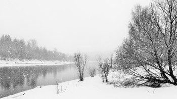 "Метель замысловатый бег не прекращала до обеда..." / "Метель замысловатый бег
 Не прекращала до обеда,
 Она с собой играть звала,
 Манила, пела и кружила,
 И в снежном вальсе увлекла,
 И красотой заворожила ..."