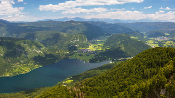 Словения. Бохиньское озеро. / Бохиньское озеро - крупнейшее в Словении. Находится в национальном парке «Триглав» на высоте 525м над уровнем моря