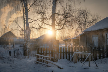 Деревенское утро / Зимнее солнце играя кристаллами льда в морозном воздухе медленно показало лик миру.