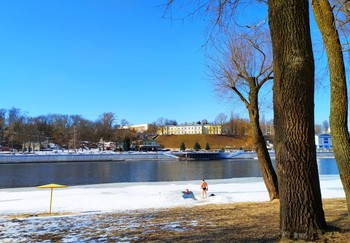 Моржи весенние... / Пляж, купальщики, весна...