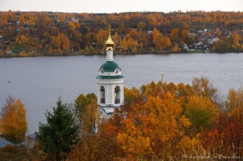 Осень, Плёс, Волга и колокольня Варваринской церкви... / Осенний Плёс, Ивановская область.