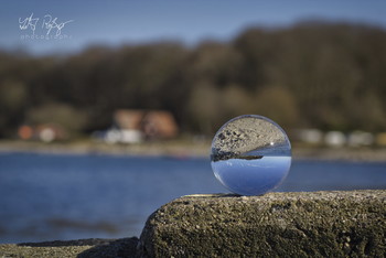 &nbsp; / Mit dem Lensball am Strand