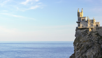 Море / &quot;Ласточкино гнездо&quot; – тот самый игрушечный замок на отвесной скале, который украшает почти все обложки туристических изданий о Южном береге Крыма.