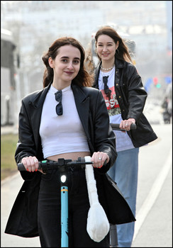 на самокатах / на самокатах