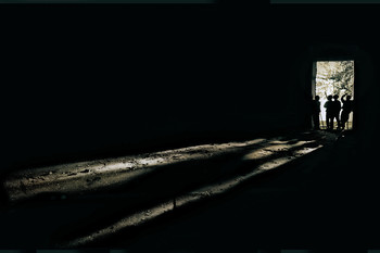 взгляд из тёмной комнаты с тенями / Помещение бывшего кинотеатра. Сталинский ампир остался в тени.