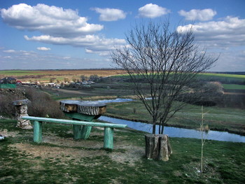 Место отдыха / Скамейка,столик,вид,даль,дерево