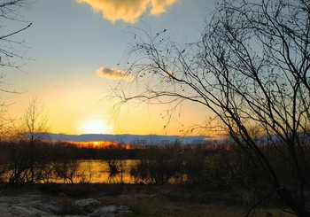 Уходит солнце на покой... / за лесом исчезает