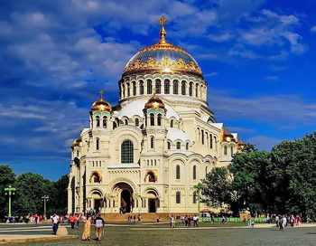 Морской собор святителя Николая Чудотворца. / Крупнейший из всех морских соборов, возведенных в Российской империи, расположен на Якорной площади Кронштадта. Это Морской собор Николая Чудотворца, строительство которого заняло 10 лет с 1903 по 1913 год. Храм изначально был задуман как памятник флотским чинам, погибшим при исполнении служебного долга. Морской собор был построен в неовизантийском стиле по проекту архитектора В.А. Косякова, и его богатое внутреннее убранство также напоминает храмы Византии. С 1929 года храм был закрыт, а в его помещении в разное время работал кинотеатр, клуб, концертный зал и филиал Военно-морского музея. В начале XXI века началась масштабная реставрация храма, которая продолжалась вплоть до 2013 года. Сегодня великолепный Никольский морской собор – действующий православный храм, объект культурного наследия и музейная экспозиция. В 2013 году этот собор был вновь освящен и стал главным храмом Военно-морского флота России.