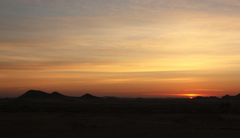 Вот и солнышко явилось! / Восход в пустыне. Снято из окна автобуса во время поездки из Асуана в Абу-Симбел. Египет, 2010 г.