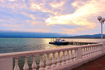 Весеннй причал на закате / Гулял по весенней набережной на закате, вот- один из Геленджикских пирсов.Красота!