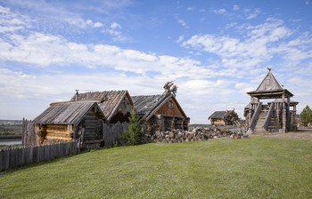 ОСТРОГ / Туристский комплекс "Абалак" находится в 20 км от города Тобольска на высоком берегу Иртыша. Деревянная крепость возведена рядом с Абалакским Свято-Знаменским мужским монастырем и представляет собой реконструкцию сибирского острога времен завоевания Сибири казаками Ермака Тимофеевича.