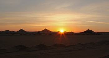 Первые лучи / Восход в пустыне. Снято по дороге из луксора в Абу-Симбел. Египет, 2010 г.