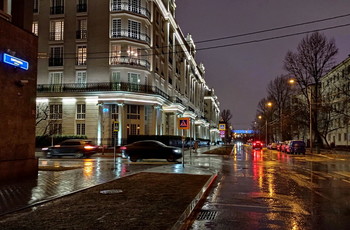 Родная улица в дождь / Улица Нфремова в Москве