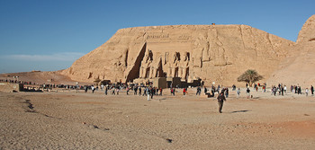 Храм Рамзеса II в Абу-Симбеле / Перед фасадом большого храма Абу-Симбела восседают четыре 20-ти метровых колосса Рамзеса II. Вторая статуя разрушена землетрясением, произошедшим еще до нашей эры, и ее голова лежит на земле. Внизу по бокам и у ног статуй фараона изображены его мать, жена и дети.