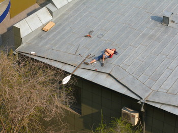 Ремонтировал крышу.Устал.Уснул. / Молодой парень,ремонтировал крышу.Но приятное летнее солнышко сморило в сон.