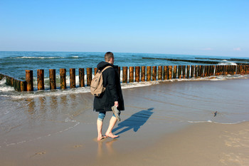 *Балтика, апрель, в пуховике но босиком.** / Балтийское море, +14 градусов, прогулка по пляжу.