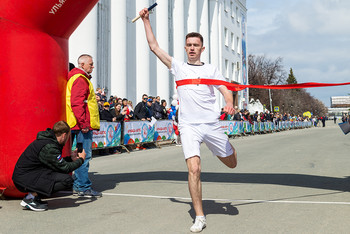 Победитель... / Традиционная легкоатлетическая эстафета в Ульяновске...