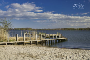 &nbsp; / Ein leerer Strand mit Steg