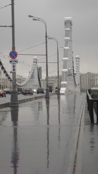 Москва. Крымский мост в дождливую погоду. / Снято в дождь на Крымском мосту в Москве.