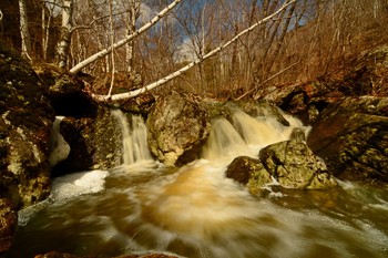 Башкирия. Банное. Ущелье водопадов. / Весна. Это пора горные речки наполненные водой стекают вниз с гор небольшими водопадными каскадами.