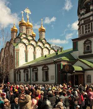 В преддверии / Храм Николы в Хамовниках. 
Из архива. Что интересно.. за минуту до этого шел мелкий снежный град, 
и вдруг выглянуло солнце.. )