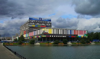 ТЕЛЕЦЕНТР «ОСТАНКИНО». / ТЕЛЕЦЕНТР – уникальное, не имеющее аналогов в России и СНГ и крупнейшее в Европе предприятие, мегацентр, который представляет неограниченные возможности для производства программ и выхода в эфир ведущих телекомпаний страны.
Телецентр объединен большим количеством каналов связи с передатчиками Останкинской телевизионной башни, организациями и операторами связи, осуществляющими передачу программ по кабельным, наземным и спутниковым каналам распространения телепрограмм, как на территории Российской Федерации, так и за рубежом.
"Останкино" обеспечивает техническую поддержку освещаемых по телевидению масштабных событий: государственных визитов, крупных общественных культурных и спортивных мероприятий таким вещательным компаниям как Первый канал, НТВ, Матч ТВ, ОТР и многим другим.