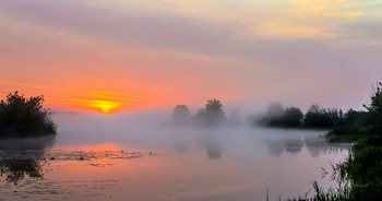 Солнце сквозь облака. / Осенний рассвет на озере Сосновое.