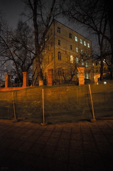 временно &quot;замок в крепости&quot;. не приставать. / ремонтно-сказочная повесть.
лёгкий цветастинг