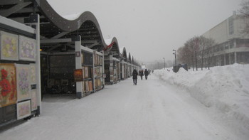 Москва. Зима. Вернисаж на Крымской набережной. / Москва. Зимний пасмурный день. Вернисаж на Крымской набережной. Справа ЦДХа (ныне филиал Третьяковской галереи)