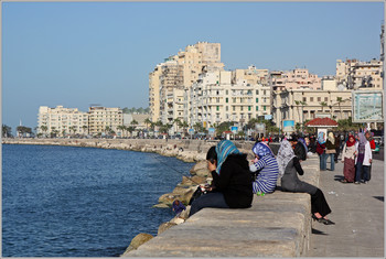 Посиделки / На набережной Александрии. Египет 2010 г.