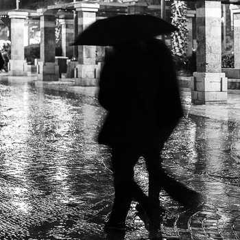 Зонт на двоих / В дождь, в театр
