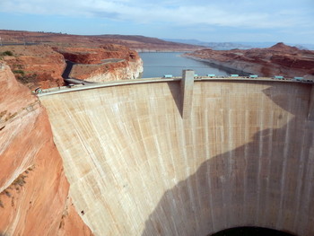 Плотина Гувера / Плоти́на Гу́вера, дамба Гувера (англ. Hoover Dam, также известна как Boulder Dam) — уникальное гидротехническое сооружение в США, бетонная арочно-гравитационная плотина высотой 221 м и гидроэлектростанция, сооружённая в нижнем течении реки Колорадо. Расположена в Чёрном каньоне, на границе штатов Аризона и Невада, в 48 км к юго-востоку от Лас-Вегаса, в нескольких километрах от городка Боулдер-Сити; образует озеро (водохранилище) Мид. Названа в честь Герберта Гувера, 31-го президента США, сыгравшего важную роль в её строительстве.