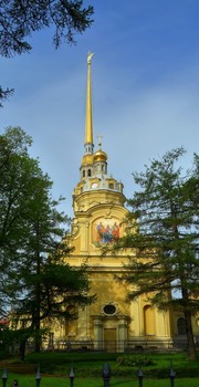 Петропавловский собор.... / собор св. Петра и Павла в Петропавловской крепости Сапкт-Петербурга... со стороны алтаря...
&quot;Взахлёб пью телом звон колоколов.
Под купола взлетаю каждой клеткой.
Смахнула с глаз берёза тонкой веткой
И горечь и отраду вещих снов.
В церковных воротах тугой засов,
И ангелом парит под облаками шпиль соборный... &quot;