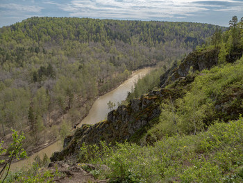 Крутые склоны / весна , река , горы