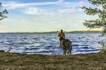 Сезон купания открыт.. / На водохранилище вечером в мае.. Поплавал с собакой вместе. Вид на противоположный берег города. С берега правого.. Май, пора открывать сезон. Стало жарко... Бегущая из воды собака, отряхивается с брызгами..