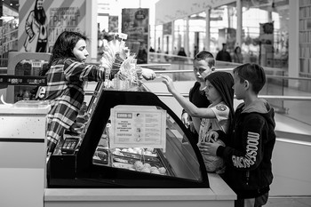 За мороженым... / Забежали охладиться мороженым...