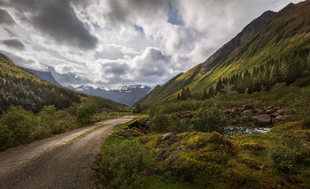 Дорога к озеру в горах Урке Норвегии. / Дорога к озеру через мост