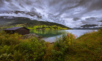 Жизнь возле озера. / Деревня Гейрангер в Норвегии.