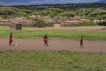 Масаи и футбол / Танзания,масаи,Серенгети