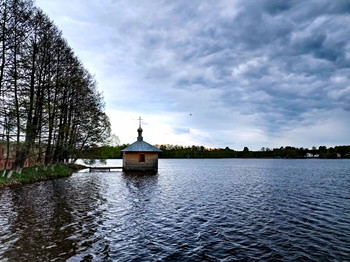Первое появление дождевой тучи / Владимирская область, Введенское озеро.