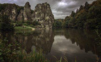 &nbsp; / Эксерские камни (а также Эгстерские, Эгистерские или Эггерские камни) — группа скал в Тевтобургском Лесу вблизи Хорн-Бад-Майнберга, в районе Липпе, в Северном Рейне-Вестфалии. Она состоит из тянущегося с северо-запада на юго-восток на протяжении почти километра ряда колоссальных столбов и глыб песчаника, кое-где повалившихся и представляющих огромные, почти отвесные стены.
