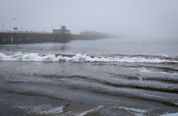 Утро туманное... / Каюсь, фотография сделана на телефон - не было фотоаппарата с собой, но очень хотелось поделиться атмосферой туманного утра на пляже.