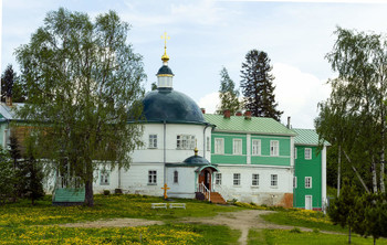 Монастырь / Гори́цкий Воскресéнский монастырь — женский православный монастырь в селе Горицы Кирилловского района Вологодской области России. Расположен на берегу реки Шексны, в 7 км от Кирилло-Белозерского монастыря. Памятник архитектуры федерального значения.