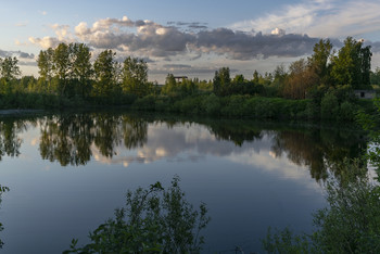 У озера / Небольшое озеро , окруженное деревьями как зеркало отразила закатное небо